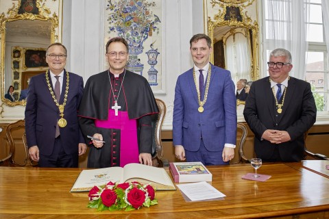 Der neue Erzbischof verewigt sich im Goldenen Buch der Stadt Bamberg